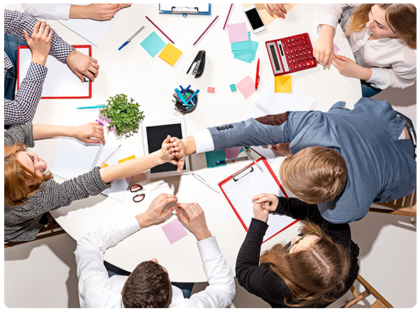 Imagen de grupo de gente trabajando